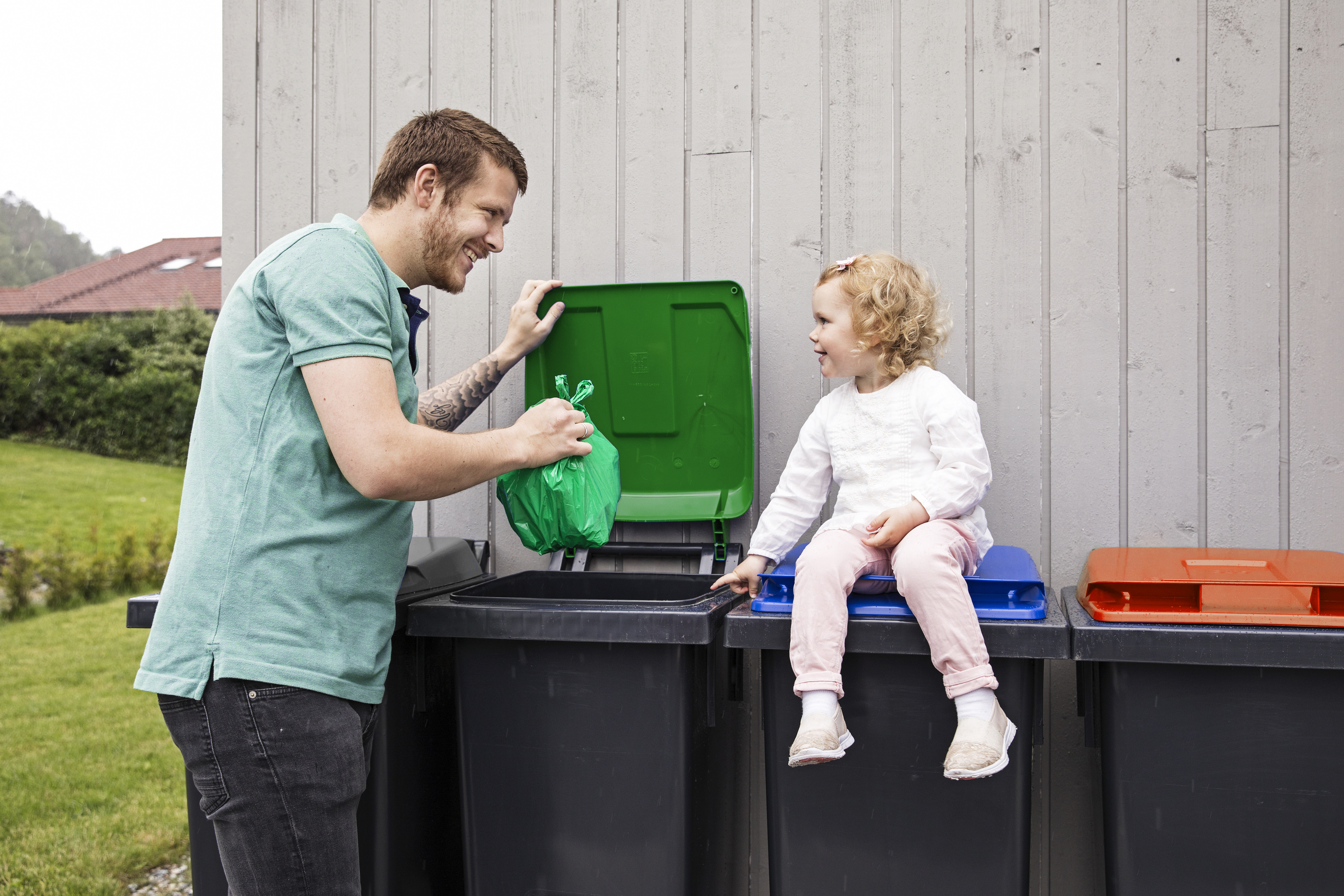 far og dotter sorterer i dunk